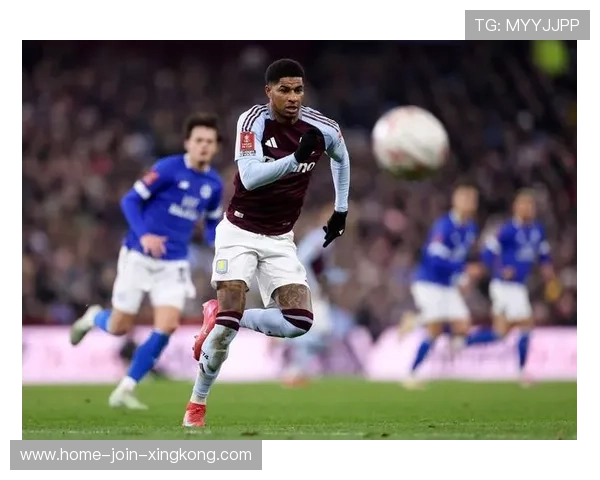 拉什福德门前冲顶补射得手